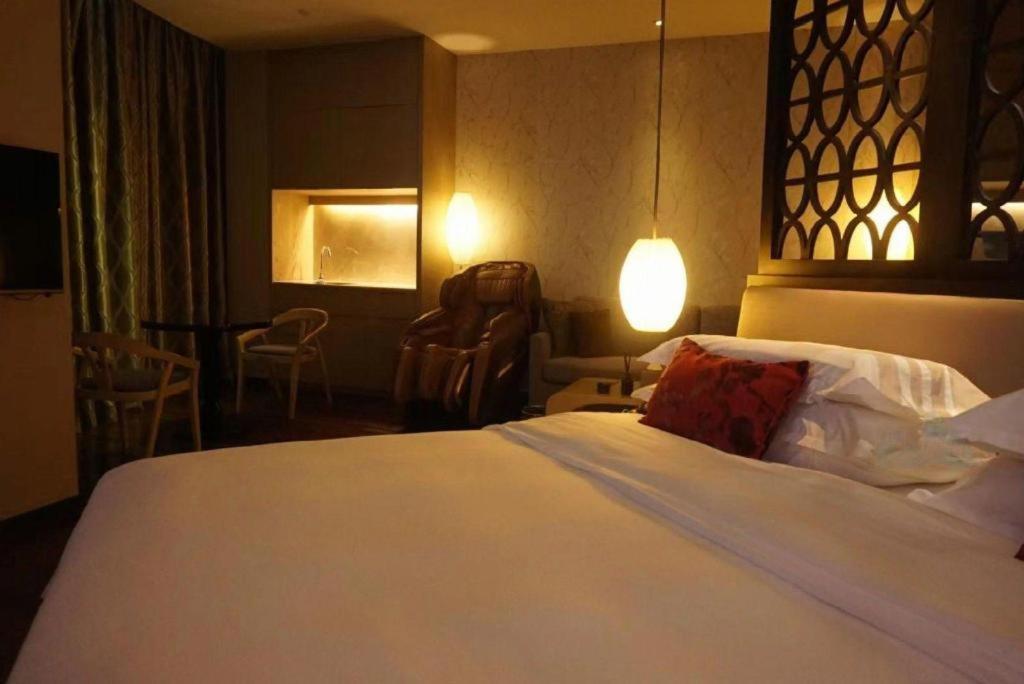 Maison New Century Hotel Dongguan Дунгуань Экстерьер фото